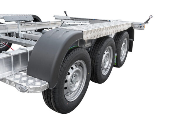 REMORQUE EN ALUMINIUM À TROIS ESSIEUX POUR LE TRANSPORT DE BATEAUX UNITRAILER SAIL 3500/3 ALU PTAC 3500 KG